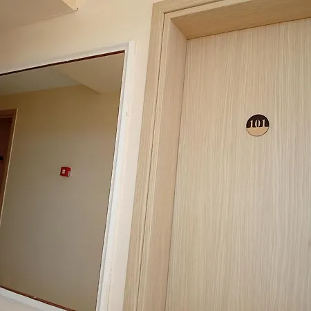 Leonidas & Szálloda Kosz