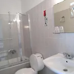 莱昂尼达斯酒店及一室公寓
