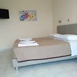 莱昂尼达斯酒店及一室公寓 2*