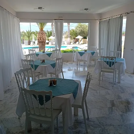 莱昂尼达斯酒店及一室公寓