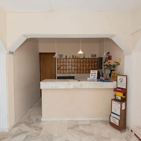 莱昂尼达斯酒店及一室公寓 2*