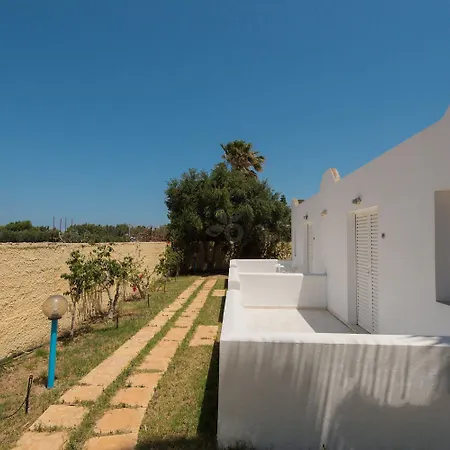 莱昂尼达斯酒店及一室公寓