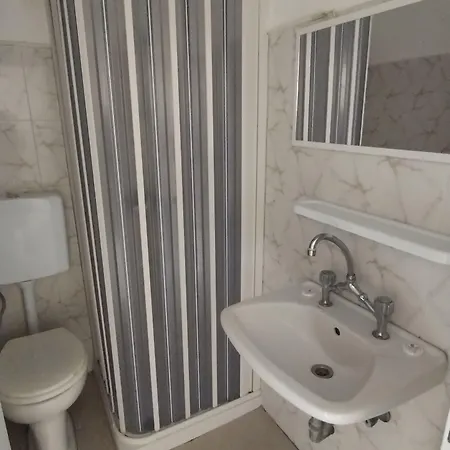 莱昂尼达斯酒店及一室公寓