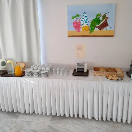 莱昂尼达斯酒店及一室公寓 2*