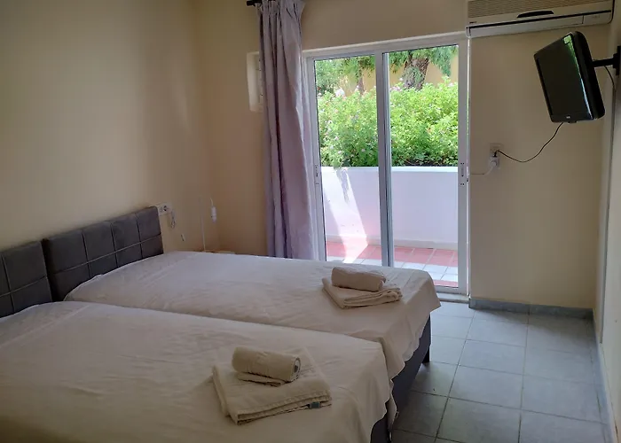 Leonidas Hotel&studios Hotel 2*